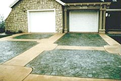 Garagenansicht mit farbigen Bodenplatten
