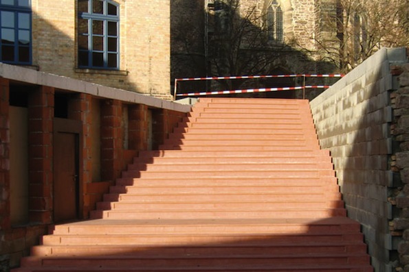 Rote Treppe vorm Carl Löwe Haus